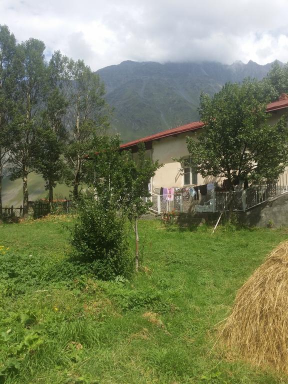 Zura'S Guesthouse Kazbegi Exteriör bild